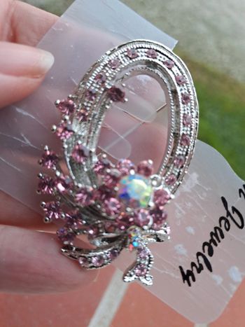 Broche argentée et rose