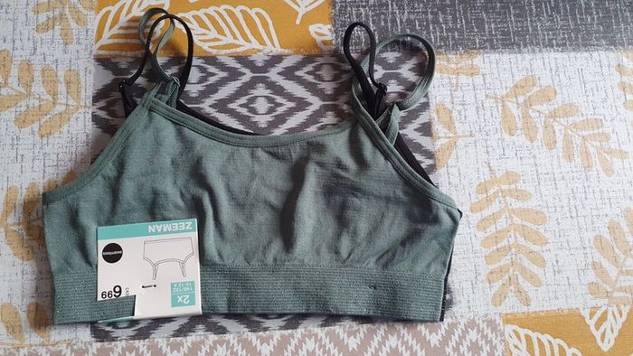 2 brassières fille taille 10-12 ans
