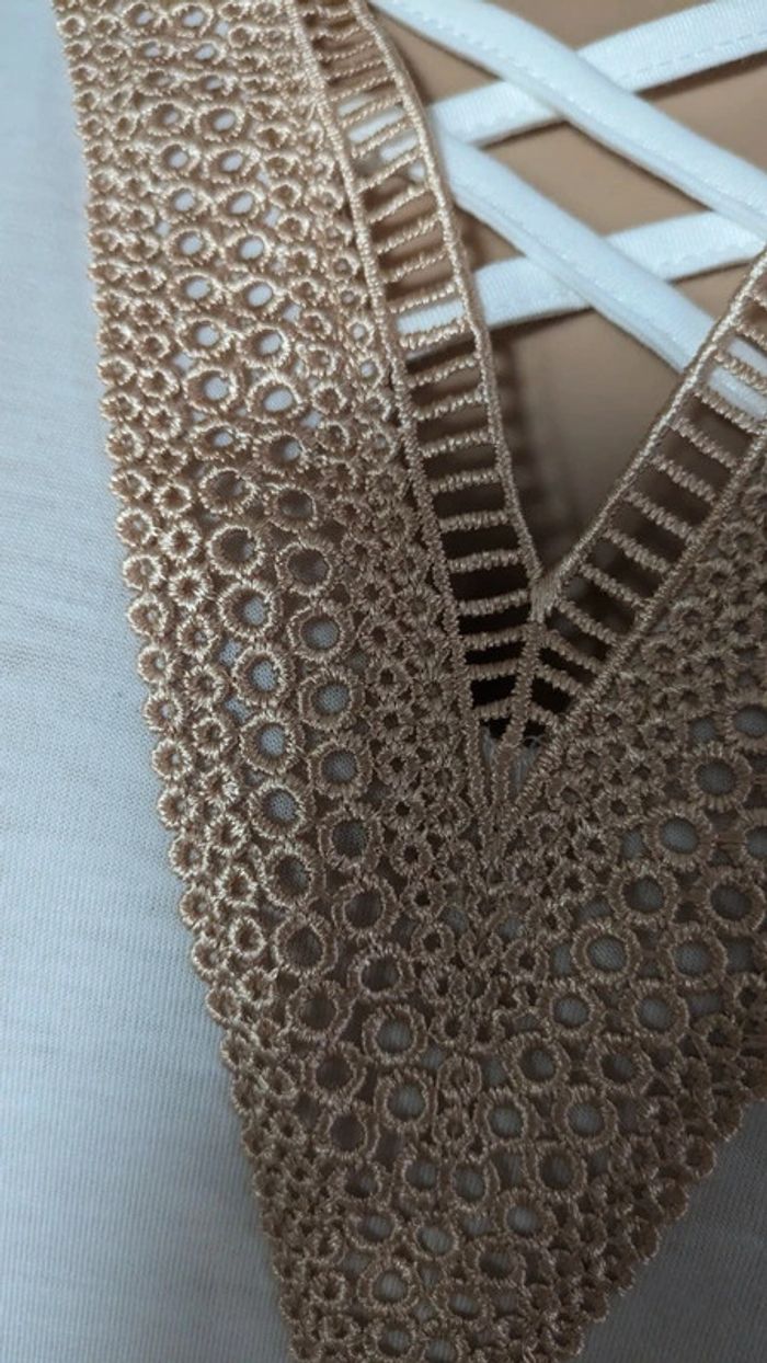 Robe Mini col en V nid d'abeille blanche 
T.M/42 jamais porté - photo numéro 4