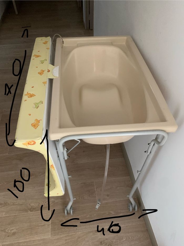 Table à langer baignoire