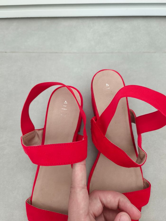 Sandales à talons rouge - photo numéro 2