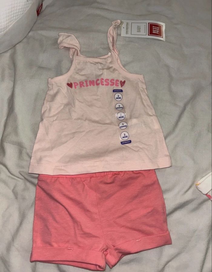Ensemble short neuf 3 mois