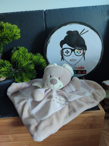 doudou ours nicotoy marron beige rose crème croix roue rond écharpe DD00400