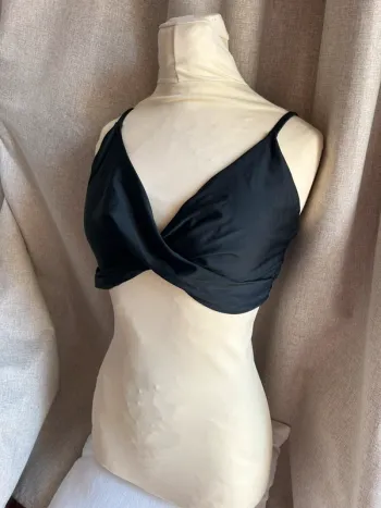 Haut de maillot de bain noir croisé