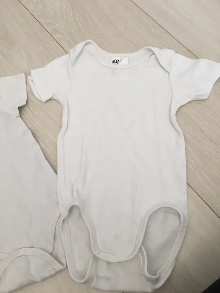 Lot bodys manches courtes 24 mois H&M - photo numéro 2