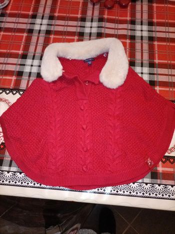 Cape rouge avec col fausse fourrure