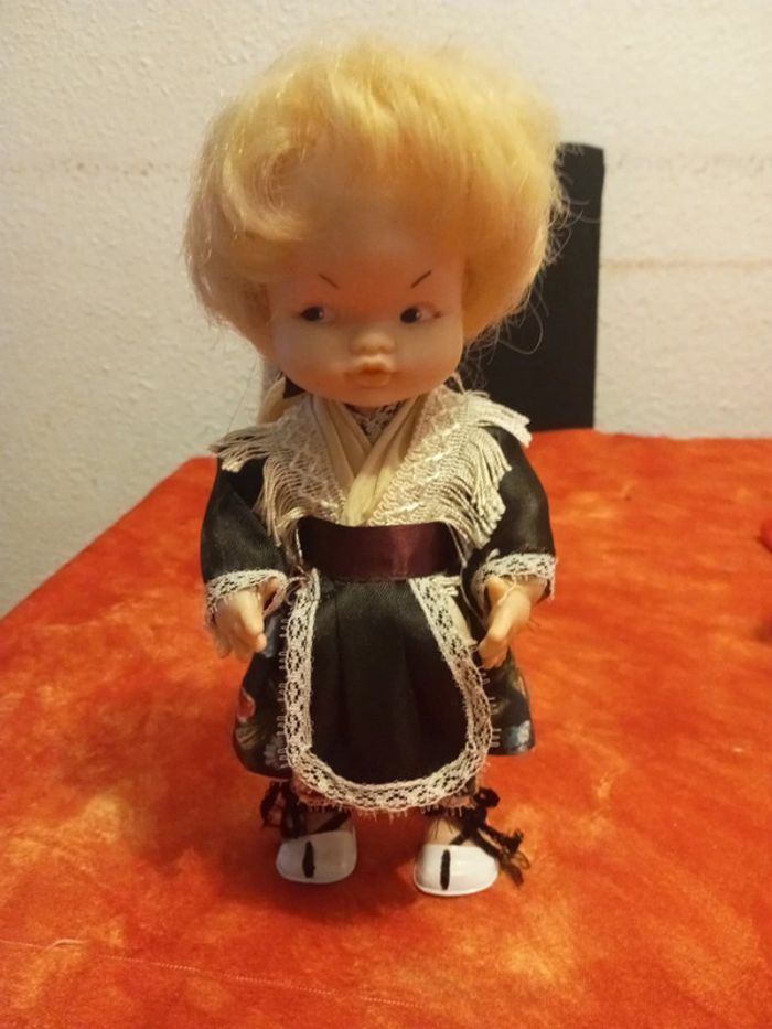 Poupée vintage blonde avec robe fleurie, châle et tablier - photo numéro 2