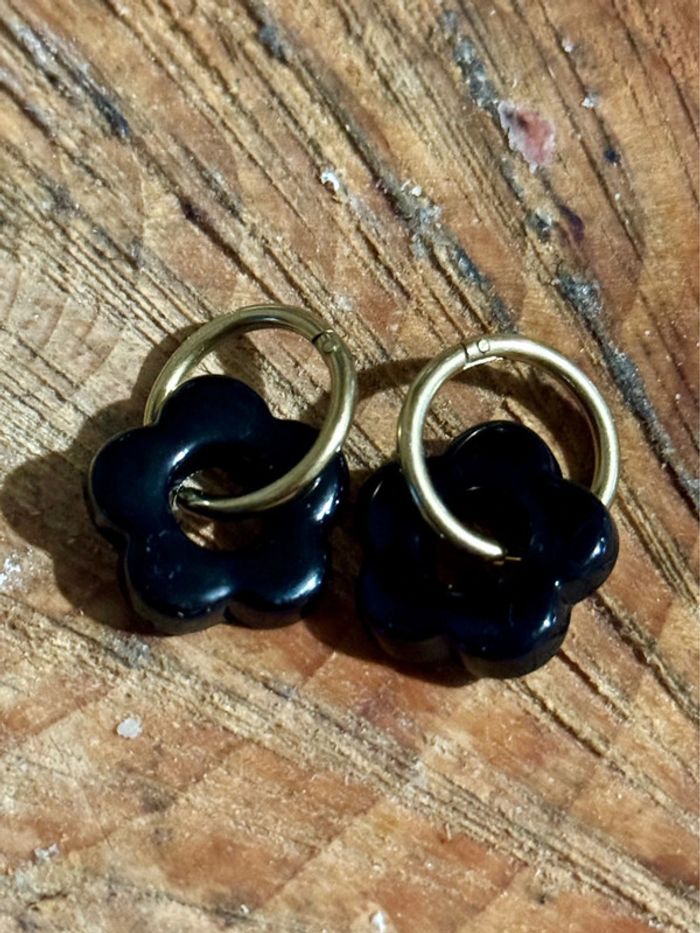 Petites créoles acier inoxydable or fleur résine noire - photo numéro 4