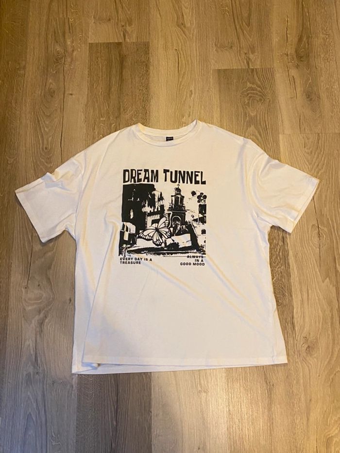 t-shirt blanc, à dessins noirs