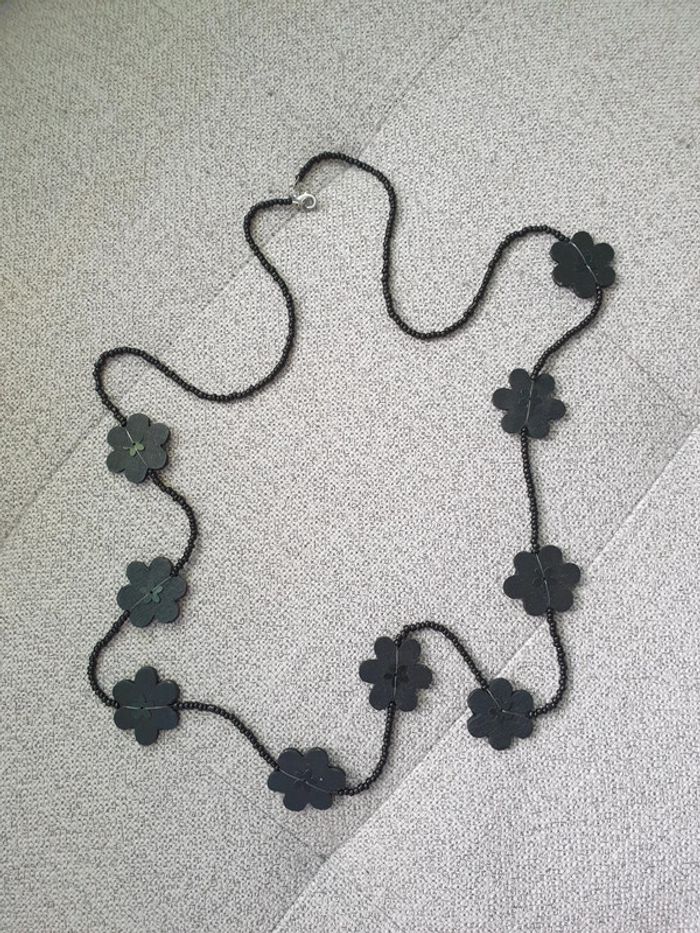 Collier sautoir noir a fleurs - photo numéro 3