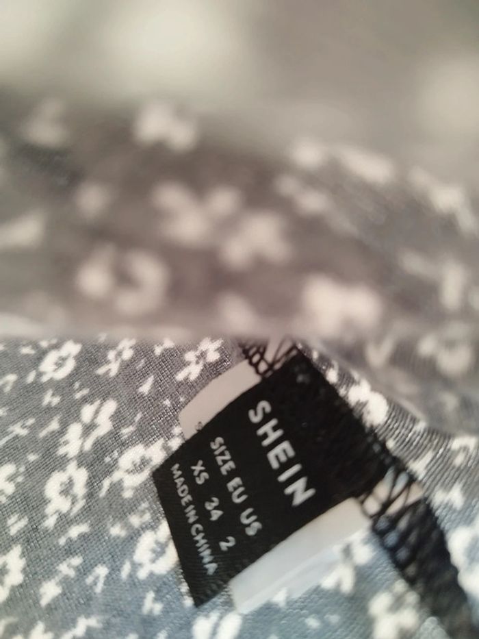 Tee shirt crop top fleuri noir et blanc - photo numéro 2