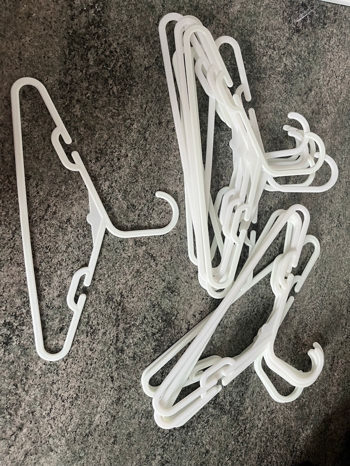 Lot de 17 cintres enfants