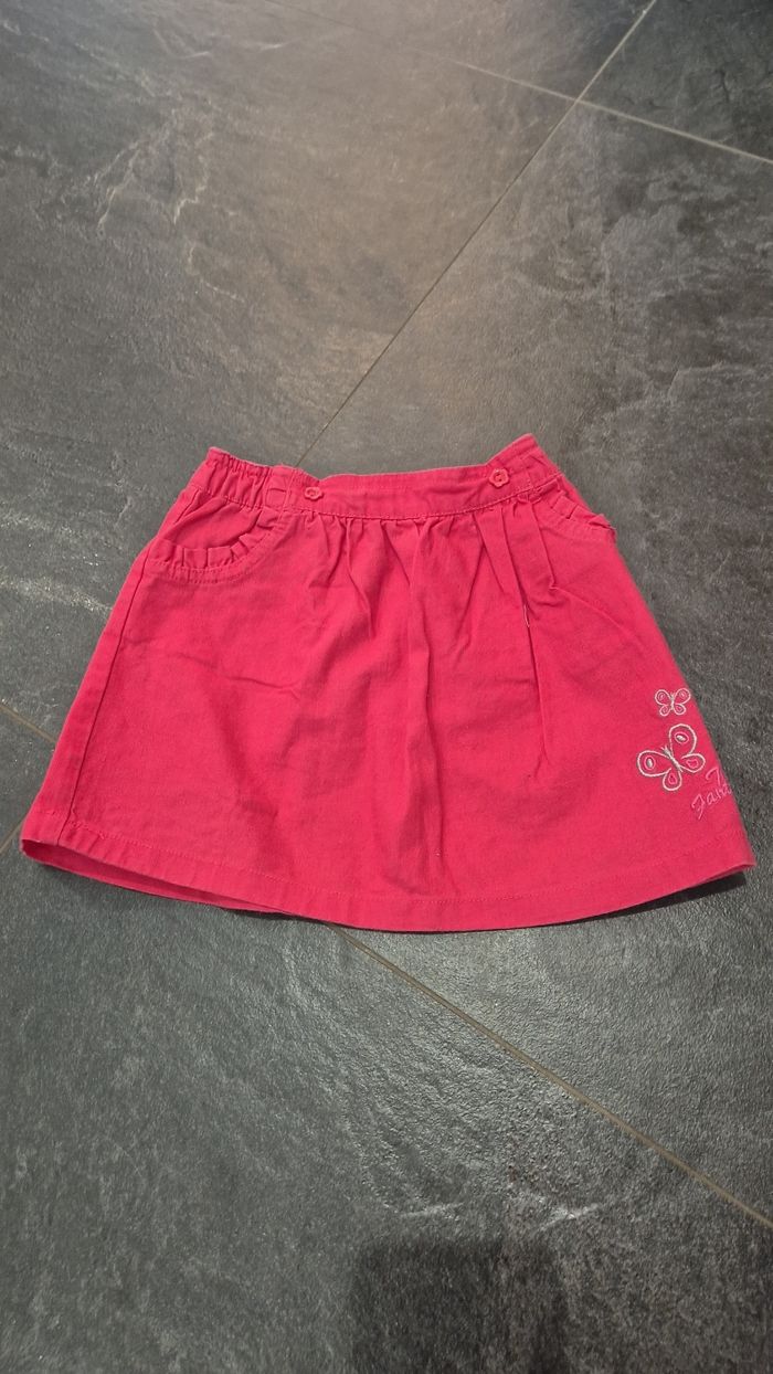 Jupe rose avec 2 papillons fantaisie