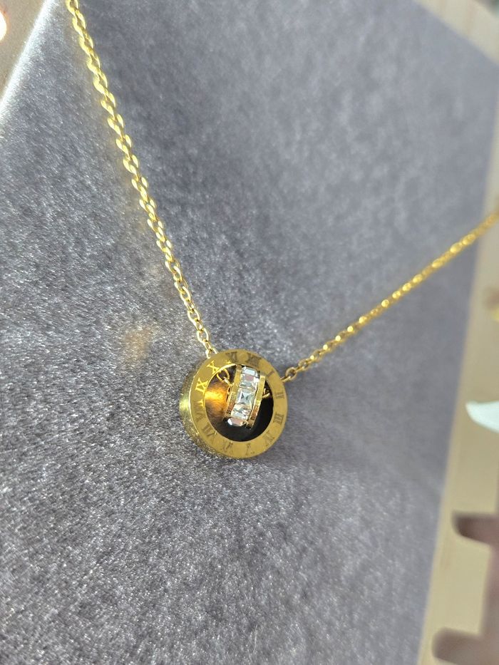 Un collier en acier inoxydable