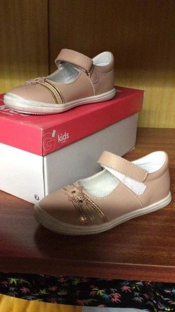 Chaussures neuves taille 25 couleur beige rosé gemo