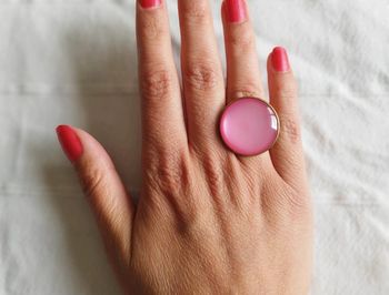 bague ajustable avec une grosse pierre rose