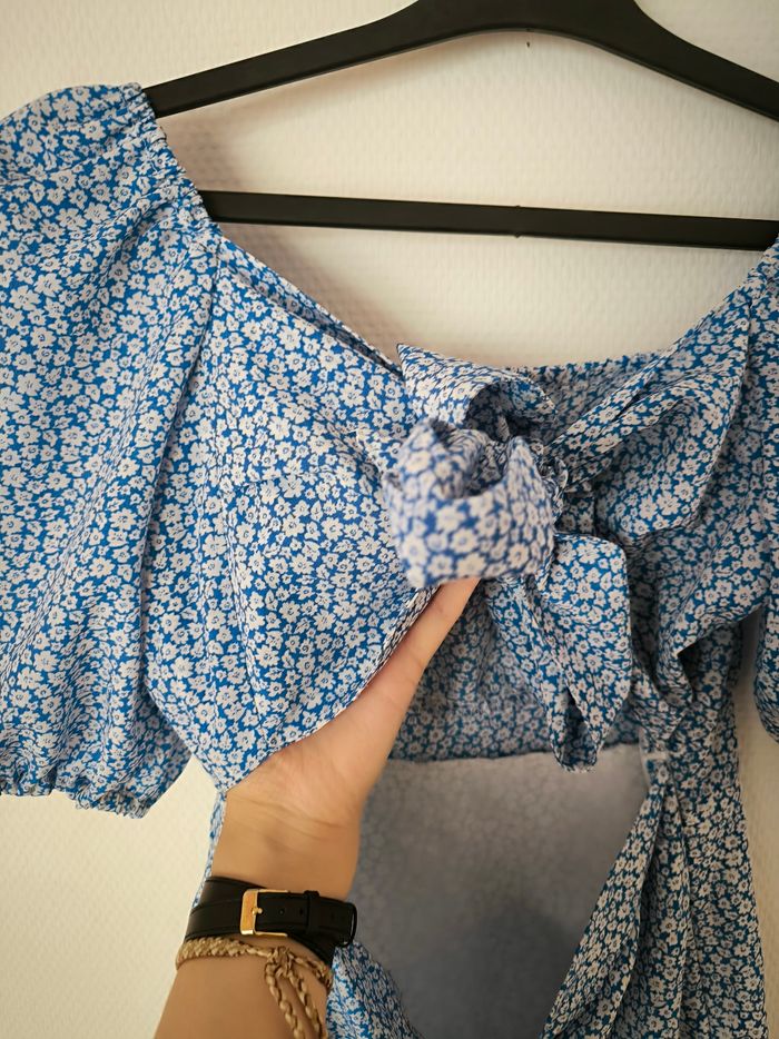 Robe bleu à motif fleur blanche ouverte au milieu taille M - photo numéro 4