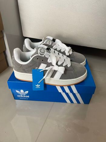 40：En stock : adidas Originals CAMPUS 00s (gris et blanc)