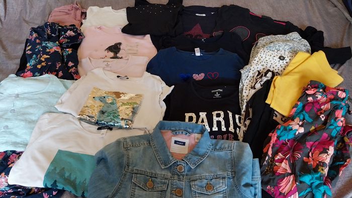 Lot de 22 vêtements fille  8 ans
