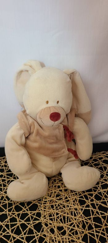 Peluche lapin NICOTOY Bastien veste marron bordeaux visage souriant