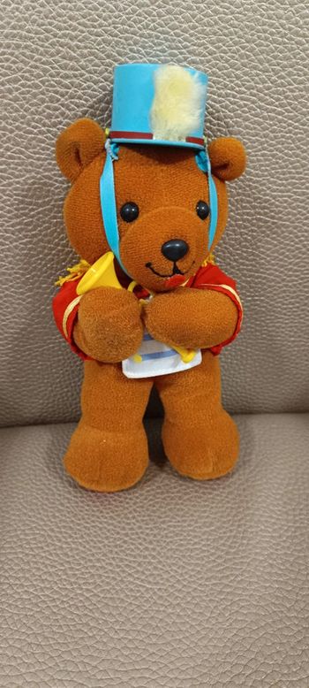 Peluche ours trompette chapeau plume