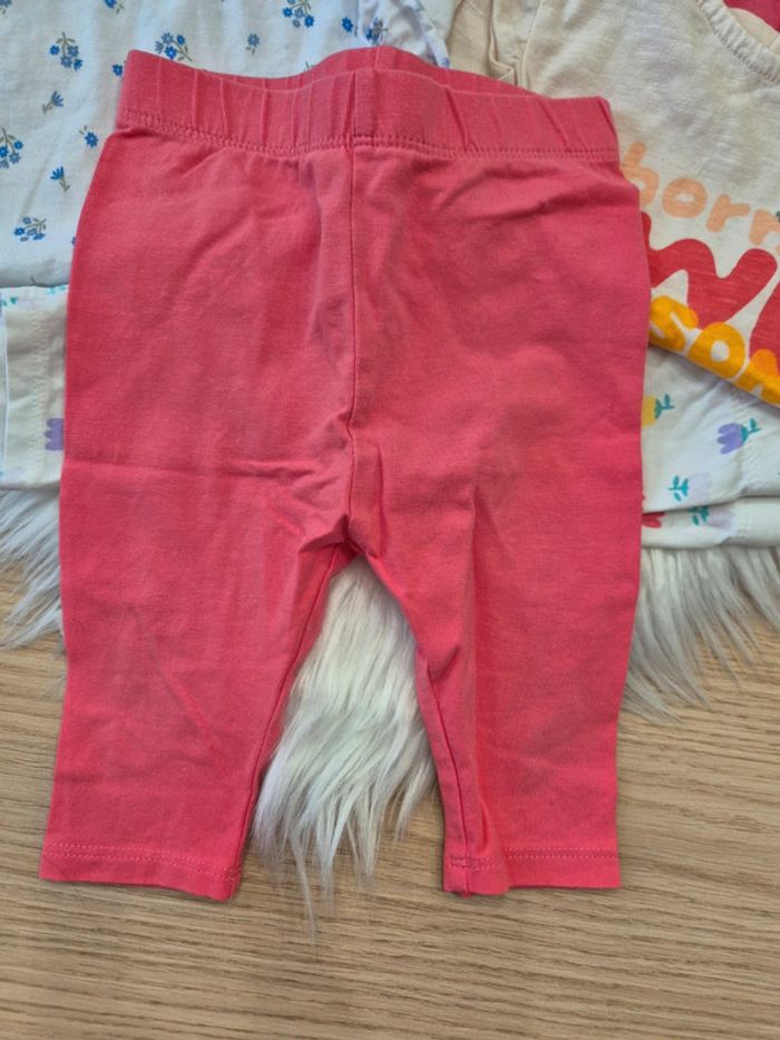 🌸 Lot 2 leggings et 4 t-shirts Kiabi 12 mois - photo numéro 2