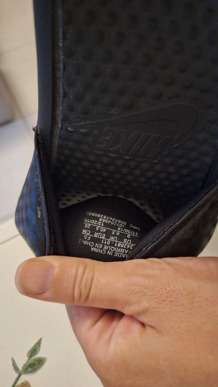 Claquettes Nike Benassi blanche et noire - photo numéro 5