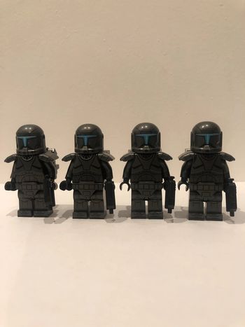 Figurine type lego 4 clones noirs.. Star Wars