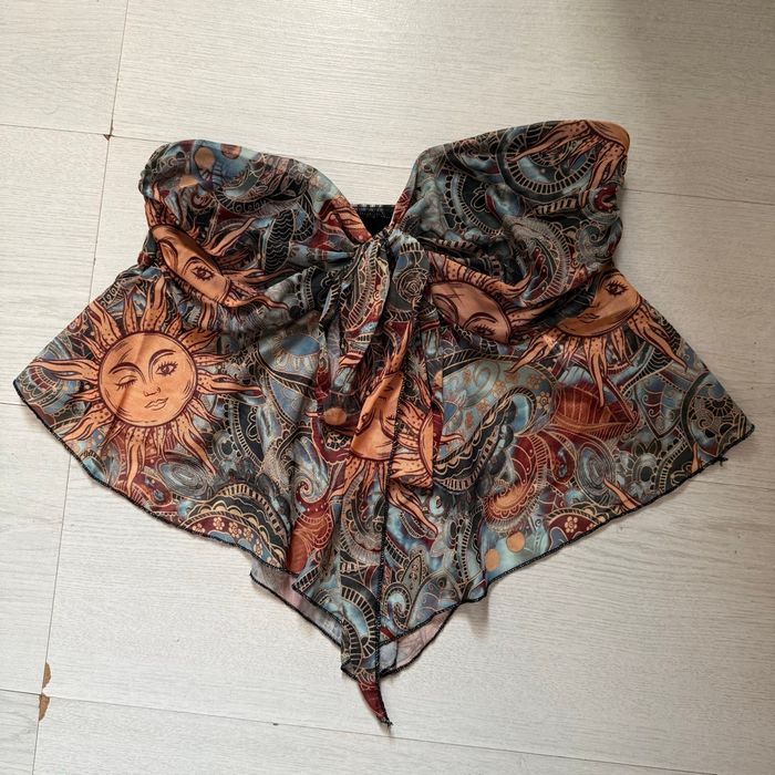 bustier multicolore aux motifs solaires et psychédéliques.