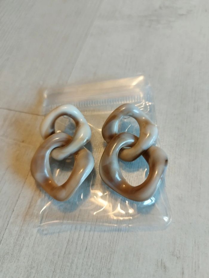 Très jolies boucles d'oreilles neuves