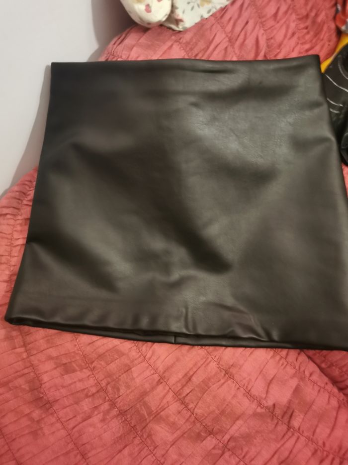 Jupe courte (un peu au dessus du genou 41 cm) noire