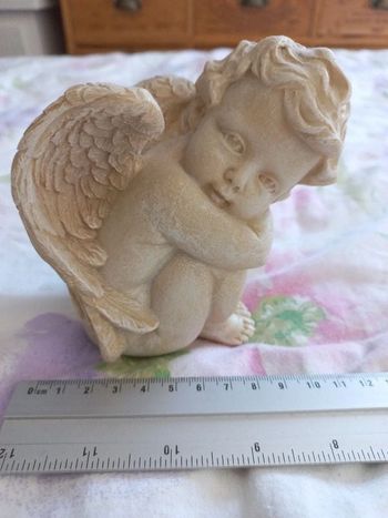 Petit ange en céramique assis