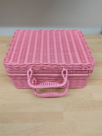 Malette rose en scoubidou
Dimension 25 cm x 18 cm x x 12,5 cm