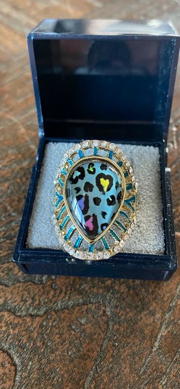 Magnifique bague réglage avec strass et pierre façon léopard