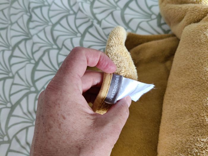 Grande cape de bain + 2 gants moutarde thème panda Vertbaudet - photo numéro 4