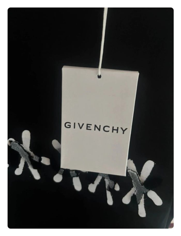 T-shirt Givenchy taille M neuf prix boutique 780€ - photo numéro 3