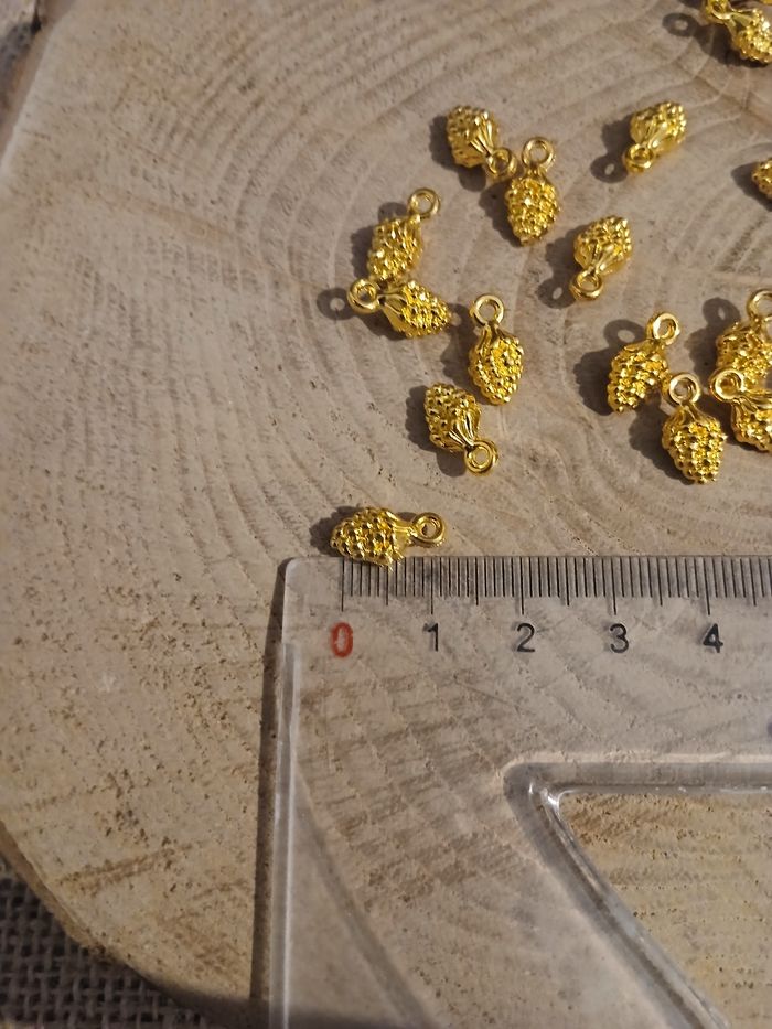 Lot de 22 breloques pomme de pin doré - photo numéro 3