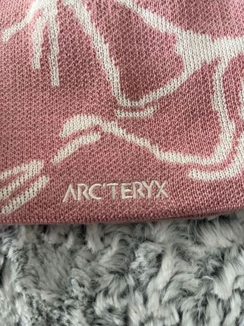 Bonnet Arc’teryx – Coloris Rose – Neuf avec Étiquette