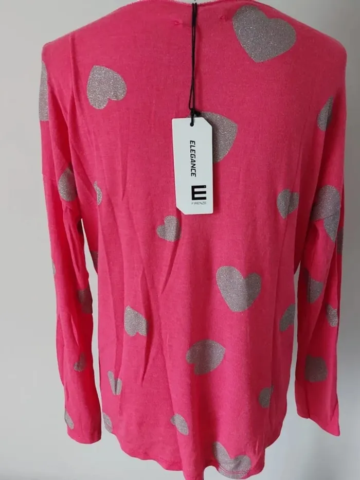 Haut rose avec cœurs gris - photo numéro 3
