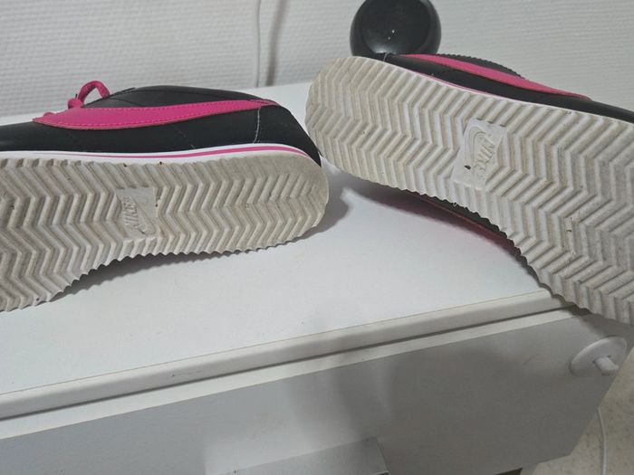 Basket nike cortez rose et noir - photo numéro 6