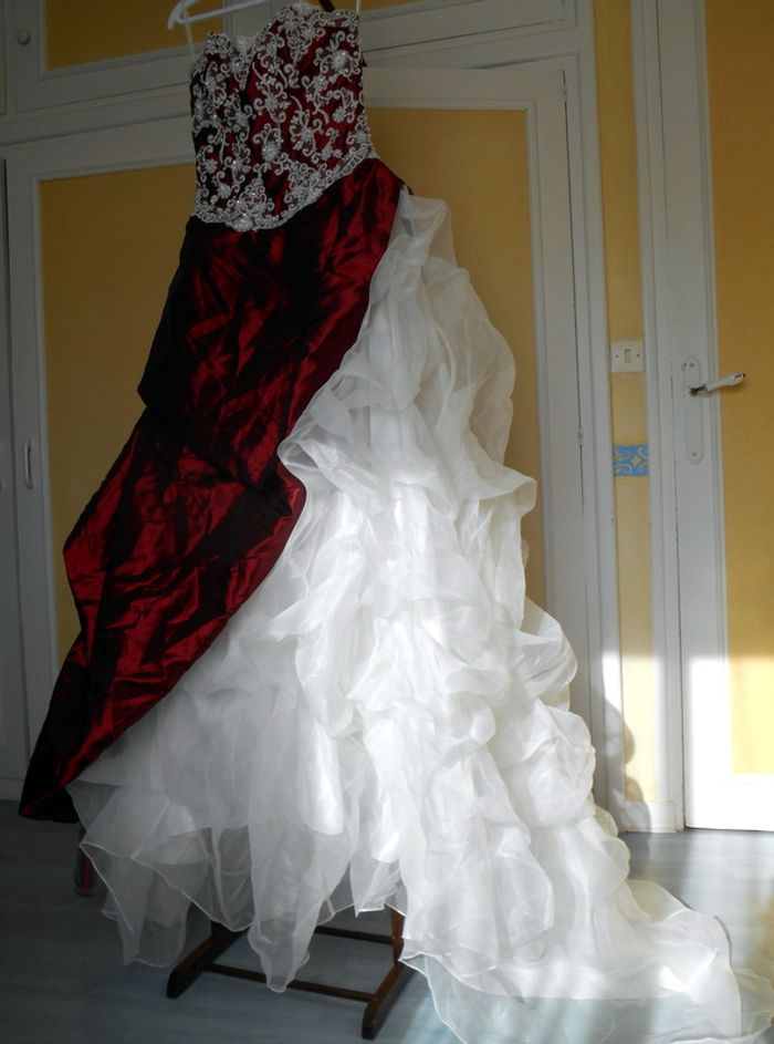 Robe de Mariée ivoire et bordeaux jupon et cerceau - photo numéro 10