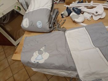 Ensemble lit bébé couette+ mobile musical