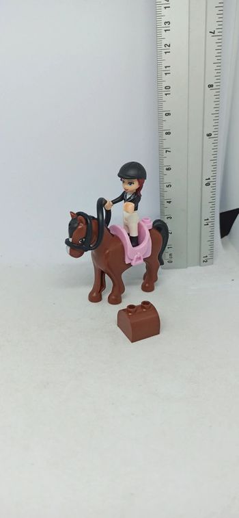 Femme cavalière avec cheval marron foncé et selle rose lego