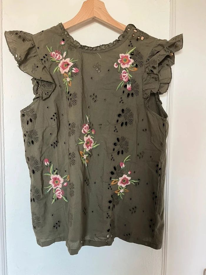 Débardeur blouse kaki naf naf taille M Détails brodés et dentelle 🌿 - photo numéro 2