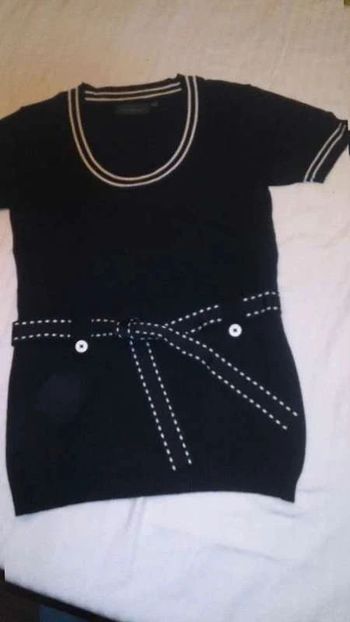 Petit  pull noir  avec  ceinture T36