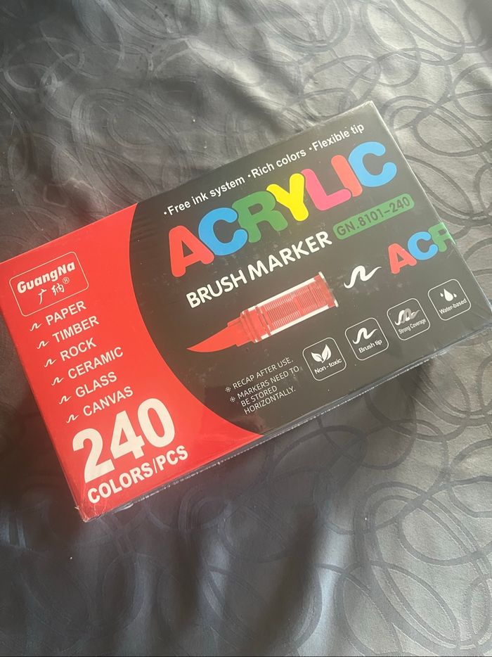 240 feutres acryliques