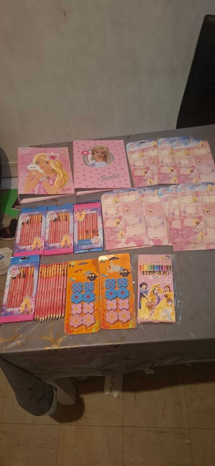 Lots fournitures barbie - photo numéro 3