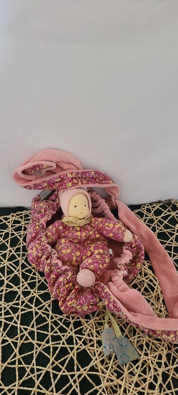 Poupée Moulin Roty Petit Chose 20 cm - France - Motif floral rose, fuchsia et porte bébé