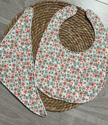 Lot 2 bavoirs fleuris fait main