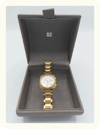 Montre a aiguilles femme couleur or BCBGmaxazria